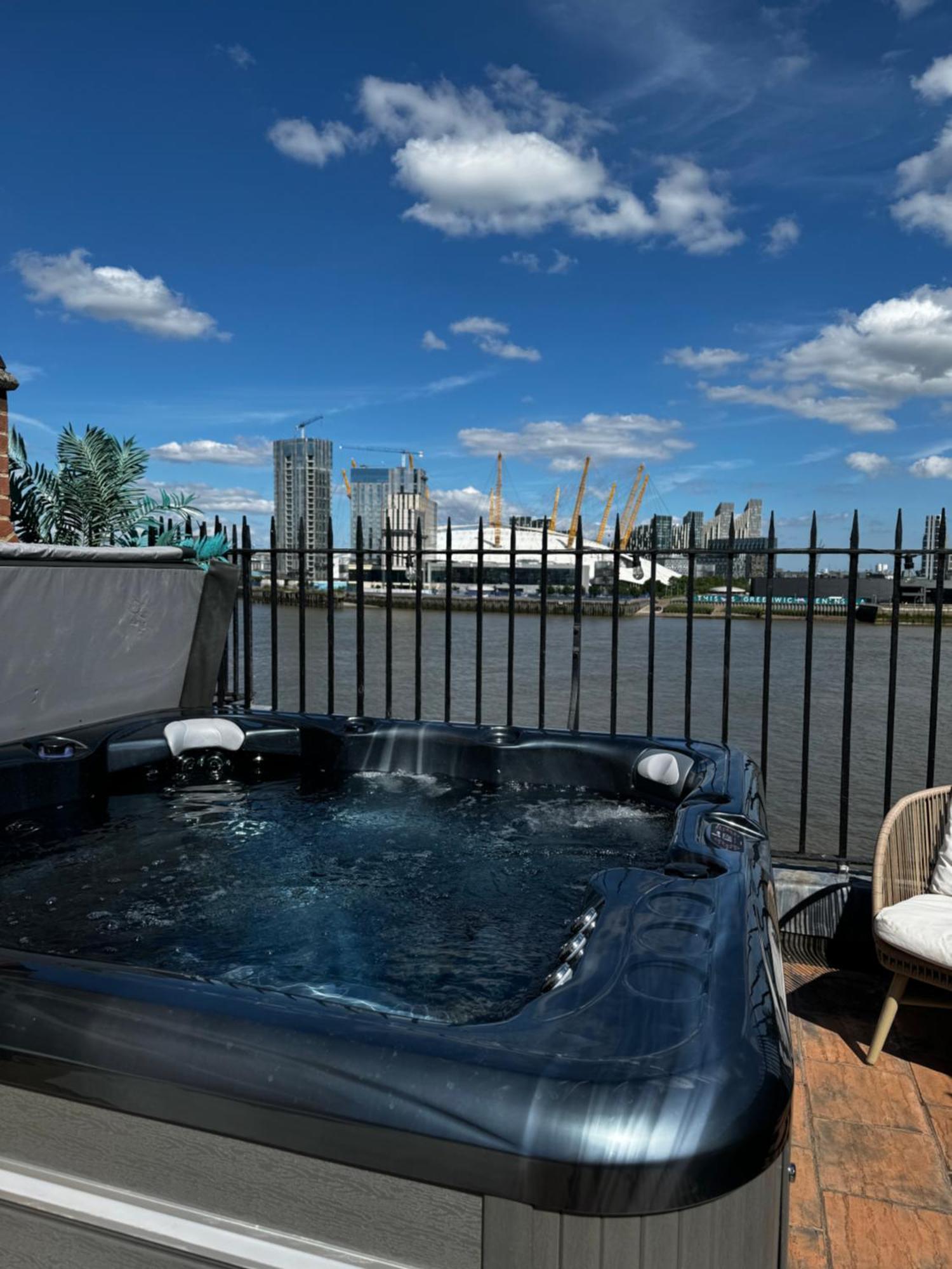 3 X Bedroom Riverside Flat With Hot Tub On Roof Terrace Londýn Exteriér fotografie