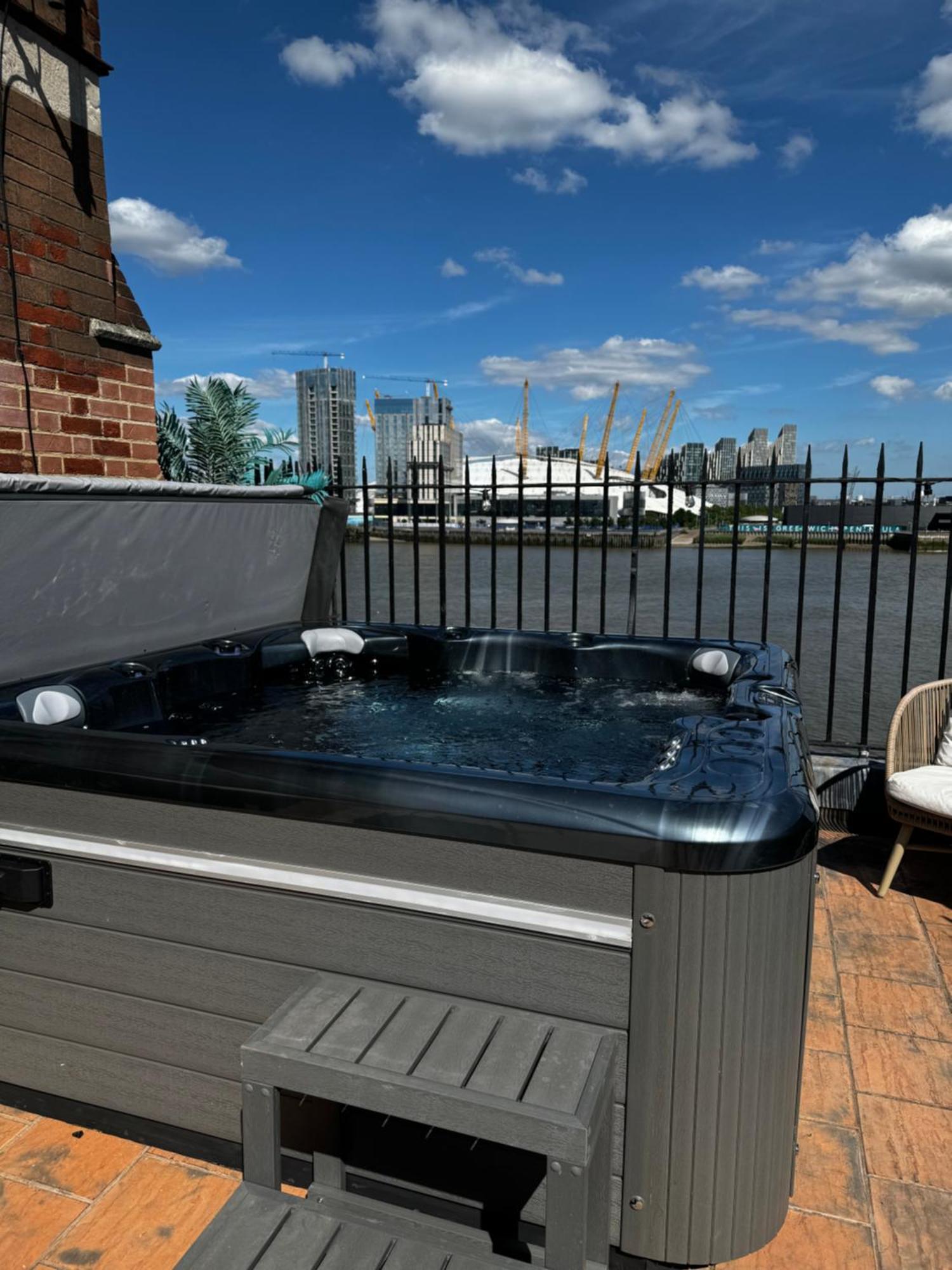 3 X Bedroom Riverside Flat With Hot Tub On Roof Terrace Londýn Exteriér fotografie